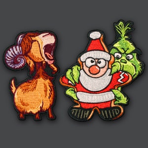 Peut inclure: Trois patchs brodés représentant une chèvre brune et blanche, un Grinch vert et un Père Noël rouge. Le Grinch tient le Père Noël par derrière.