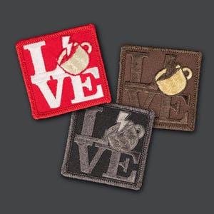 Puede incluir: Tres parches bordados con la palabra "LOVE" en letras blancas, rojas y grises. Cada parche presenta una imagen estilizada de una taza de café con un rayo.