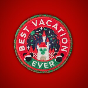 Pode incluir: Etiqueta bordada em vermelho, verde e branco com o texto "Best Vacation Ever" e uma imagem de desenho animado do castelo da Cinderela com fogos de artifício.