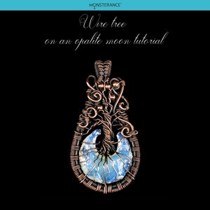 Op de afbeelding: Een koperen draadboomhanger met een blauwe opaal maanstenen. De boom heeft een dikke stam en takken met kleine koperen kralen. De hanger is op een zwarte achtergrond.