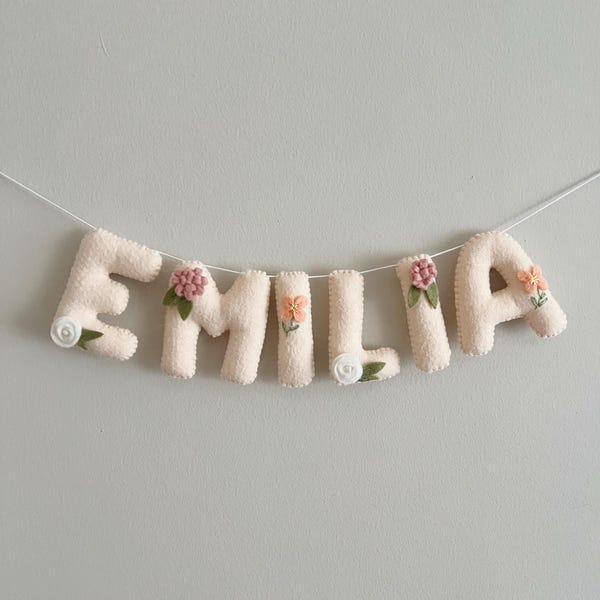 Guirnalda floral de fieltro con el nombre del bebé