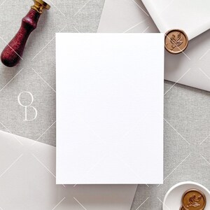 Mockup de convite de casamento - Convite plano 5x7 - Mockup de cartão comemorativo - fotos de stock estilizadas