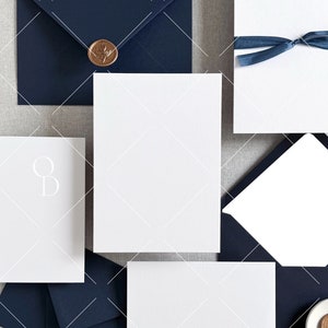 Mockup di invito di nozze con fodera per busta - Invito 5x7 piatto - Mockup di biglietto di auguri - foto stock in stile
