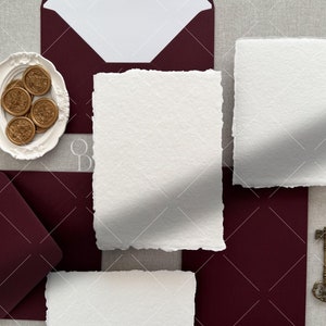 Mockup di invito di nozze in carta fatta a mano con fodera per busta - Invito 5x7 steso in piano - Mockup di biglietto con bordo frastagliato - Foto stock in stile