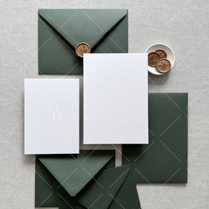Mockup de convite de casamento - Convite plano 5x7 - Mockup de cartão comemorativo - fotos de stock estilizadas