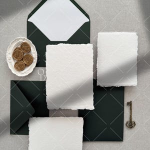 Maquete de convite de casamento de papel feito à mão com forro de envelope - Convite verde 5x7 flat lay - Maquete de cartão com borda irregular - foto de stock estilizada