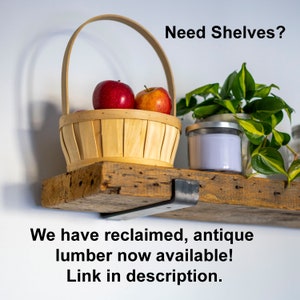 K&ouml;nnte beinhalten: Ein Holzregal mit Metallkonsolen, ein Korb mit roten &Auml;pfeln, eine Topfpflanze und der Text "Need Shelves? We have reclaimed, antique lumber now available! Link in description."