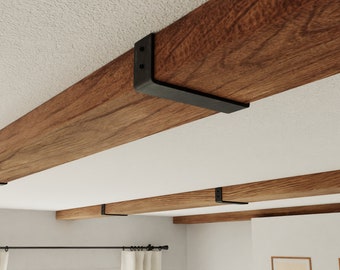 Puede incluir: Un conjunto de cuatro soportes de metal negro que sostienen una viga de madera en un techo blanco. Los soportes tienen forma de L y tienen dos agujeros a cada lado. La viga es de madera oscura con veta natural.