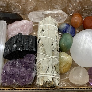 15pcs Premium Crystals Healing Kit in Box with 7 Chakra Stones Sage Quartz Amethyst Tourmaline Selenite Rose Quartz Palm Stone, Gift Set!