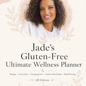 Op de afbeelding: Boekomslag voor "Jade's Gluten-Free Ultimate Wellness Planner" met een vrouw met krullend haar. De omslag heeft een zacht, neutraal kleurenpalet met tekst als "Recepten", "Snackideeën" en "Boodschappenlijsten".