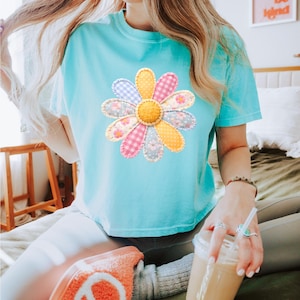 パッチワークデイジーシャツ｜パステルフローラルコテージコアTシャツ｜コンフォートカラーズ ボクシークロップ