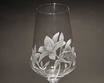 Hand Engraved Lily Wine Glasses - Lily Glass - Lilies - Lily Gift - Lily Flowers - Botanical Glass - Gin Glass - Prosecco Glass - Champagne
