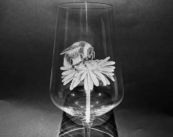 Hand Engraved Bee & Flower Wine Glass – Daisy Floral Stemless Glass – Personalised Nature Gift for Her – Bumblebee Engraved Glass