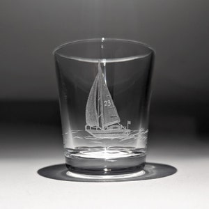Handgegraveerd zeilborrelglas - jachtglas - zeilcadeaus - bootcadeaus - zeilboot - borrelglaasjes - kristallikeurglas