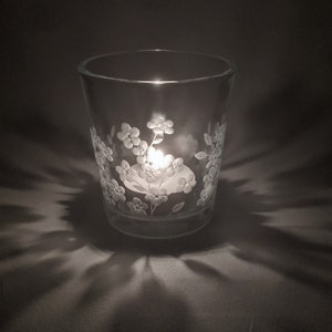 忘れな草ティーライトホルダー - 手彫りキャンドルホルダー - 忘れな草メモリアルグラス - 彫刻された花の記念品 - パーソナライズされた記念品