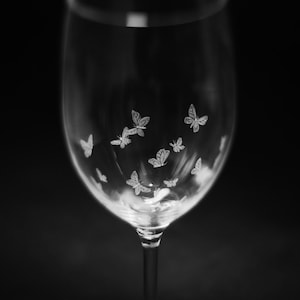 Butterflies Wine glass - Hand Engraved Wine Glass - Personalized Butterfly Glass - Special Engraved Wedding Gift - Personalized Wine Glass