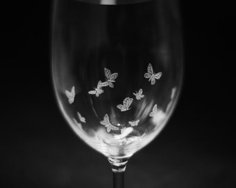 Butterflies Wine glass - Hand Engraved Wine Glass - Personalized Butterfly Glass - Special Engraved Wedding Gift - Personalized Wine Glass