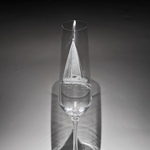 Verre à flûte pour yacht - cadeaux voile - coupe à champagne gravée à la main - cadeaux personnalisés - oeuvre d&#39;art en verre nautique - flûte à champagne pour yacht