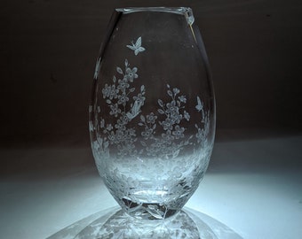 Handgravierte Kristallvase – Vergissmeinnicht- und Schmetterlingsmotiv