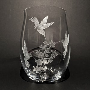 Kolibries - Aangepast handgegraveerd glas - Kersenbloesem - Vogels en bloemen - Bloemenkunst - Vogelkunst - Wijnglas zonder steel