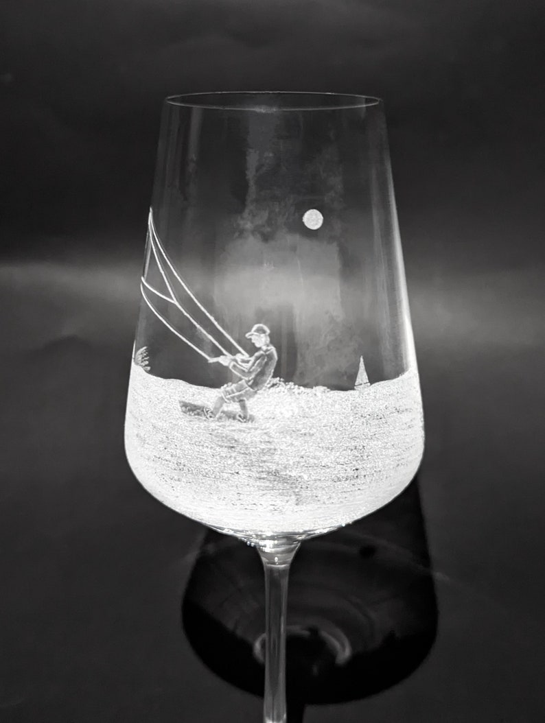 Verre à vin gravé à la main Verre de surf Cadeau de kite surfeur Kitesurf Verre de surf Verre à gin Verre à prosecco Verre à bière image 2