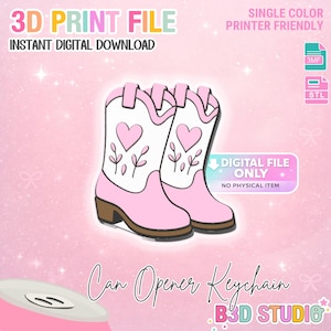 Könnte beinhalten: Eine 3D-Druckdatei für einen Dosenöffner-Schlüsselanhänger in Form eines Cowboystiefels. Das Design zeigt einen weißen und hellrosa Stiefel mit Herz- und Blumenmotiv. Der Text umfasst 3D PRINT FILE, SINGLE COLOR PRINTER FRIENDLY, INSTANT DIGITAL DOWNLOAD, DIGITAL FILE ONLY, NO PHYSICAL ITEM und Can Opener Keychain.