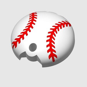 Może przedstawiać: Biała piłka do baseballu z czerwonymi szwami i brakującym fragmentem, jakby była ugryziona. Piłka ma otw&oacute;r. Czerwone szwy są w zygzakowaty wz&oacute;r.