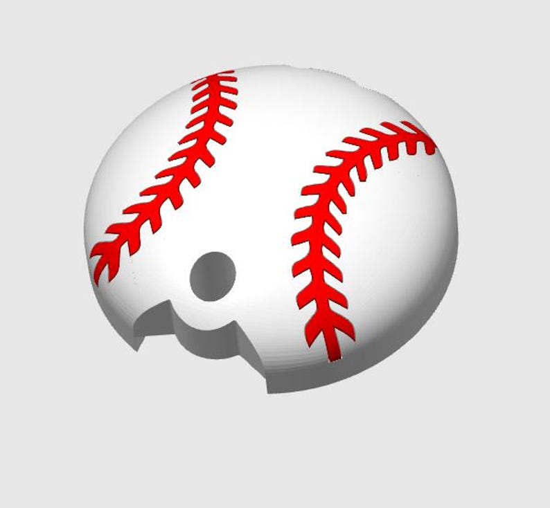 Może przedstawiać: Biała piłka do baseballu z czerwonymi szwami i brakującym fragmentem, jakby była ugryziona. Piłka ma otw&oacute;r. Czerwone szwy są w zygzakowaty wz&oacute;r.