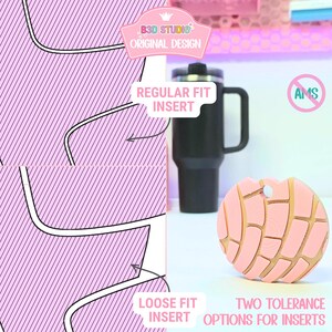 Puede incluir: Un posavasos para coche en forma de concha rosa y dorada junto a un vaso negro. El posavasos tiene un dise&ntilde;o detallado con el texto "TWO TOLERANCE OPTIONS FOR INSERTS". La imagen tambi&eacute;n incluye el texto "B3D STUDIO ORIGINAL DESIGN".