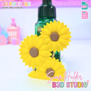 Puede incluir: Un dispensador de jabón verde con tres decoraciones de girasoles amarillos, cada uno con un centro marrón. La imagen incluye el texto "3D PRINT FILE" y "INSTANT DIGITAL DOWNLOAD". Las palabras "Soap Holder" y "B3D STUDIO" también son visibles.