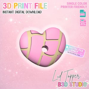 Può includere: Un topper per coperchio a forma di cuore rosa con un motivo a griglia e un foro centrale. Il design è etichettato come file di stampa 3D, adatto per la stampa a un solo colore. Il testo include "Solo file digitale" e "Lid Topper B3D Studio".