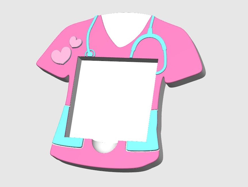 Op de afbeelding: Roze medische scrubs met een stethoscoopontwerp en twee harten op de schouder. De scrubs hebben een lichtblauwe rand en een groot wit vierkant in het midden. Een decoratief item met een medisch thema.