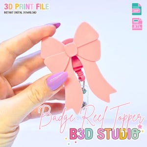 Op de afbeelding: Een lichtroze strikvormige badge reel topper. De topper is bevestigd aan een oprolmechanisme. De afbeelding bevat de tekst "3D PRINT FILE INSTANT DIGITAL DOWNLOAD" en "Badge Reel Topper B3D STUDIO".