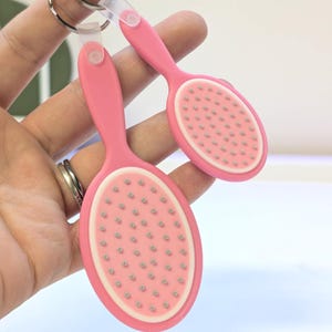 Haarbürste NFC Schlüsselbund STL + 3MF - 3D druckbarer Tap-to-Link-Tag für Stylisten - 25 mm, 30 mm, 35 mm Digitale Kartengrößen - Salon Branding File