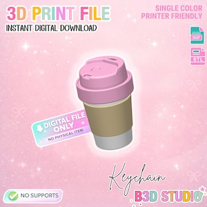 Op de afbeelding: Een 3D-geprint digitaal bestand van een koffiekopje sleutelhanger. De beker heeft een roze deksel en band, een bruin mouwtje en een grijze basis. De afbeelding bevat de tekst "3D Print File" en "Instant Digital Download."