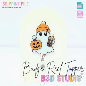 Può includere: Un topper per badge con un fantasma dei cartoni animati che indossa un berretto arancione e tiene in mano una zucca e un bubble tea. Il fantasma ha occhi neri e un'espressione amichevole. È visibile anche il testo "Badge Reel Topper" e "B3D STUDIO".