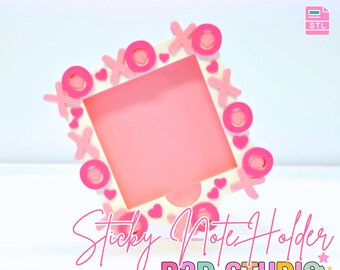 Peut inclure: Un porte-bloc-notes rose de forme carrée. Le support est décoré de cœurs roses et d'accents "xoxo". Le texte "3D PRINT FILE" et "INSTANT DIGITAL DOWNLOAD" est en haut. Les mots "Sticky Note Holder" et "B3D STUDIO" sont en bas.