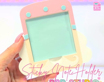 Puede incluir: Un soporte para notas adhesivas de color rosa pastel y crema con un interior azul claro. El soporte tiene un diseño decorativo en forma de nube en la parte inferior y tres círculos azul claro en la parte superior. El texto de la imagen dice "3D PRINT FILE" y "Sticky Note Holder B3D STUDIO".