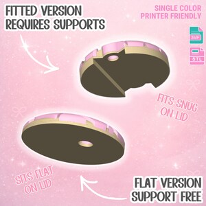 Puede incluir: Imagen renderizada en 3D de un objeto circular de dos partes, con una base marr&oacute;n y una parte superior rosa y beige. El texto indica que el dise&ntilde;o es apto para impresoras de un solo color y est&aacute; disponible en formatos 3MF y STL. Una versi&oacute;n encaja perfectamente en una tapa, la otra es plana.
