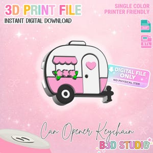 Op de afbeelding: Een roze en witte campervormige blikopener sleutelhanger. Het ontwerp bevat een roze luifel, bloemen en een hart op de deur. Tekst op de afbeelding luidt "3D Print File", "Instant Digital Download" en "Can Opener Keychain".