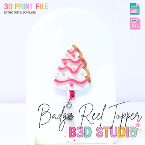 Può includere: Un topper per badge a forma di biscotto a forma di albero di Natale, decorato con glassa e zuccherini rosa. Il topper è attaccato a un avvolgitore retrattile rosso. Il testo sull'immagine recita "3D PRINT FILE" e "Badge Reel Topper B3D STUDIO".
