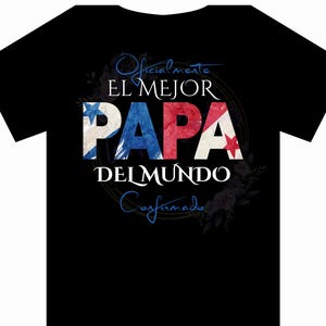 Könnte beinhalten: Schwarzes T-Shirt mit dem Text "Oficialmente EL MEJOR PAPA DEL MUNDO Confirmado." Das Wort "PAPA" ist in Rot, Weiß und Blau gehalten, mit einem floralen Design um den Text. Der Text ist auf Spanisch.