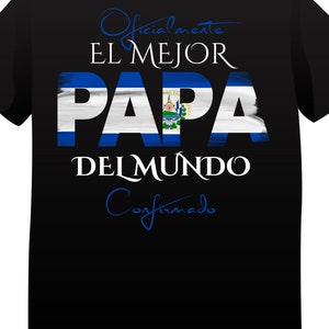 Könnte beinhalten: Schwarzes T-Shirt mit einem weißen Design, das "Oficialmente El Mejor Papa Del Mundo Confirmado" sagt, mit der Flagge von El Salvador im Wort "Papa".
