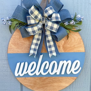 Casa de campo puerta de bienvenida percha, arco a cuadros azul, percha de puerta floral azul, verde de la puerta azul y blanca, decoración de la puerta principal