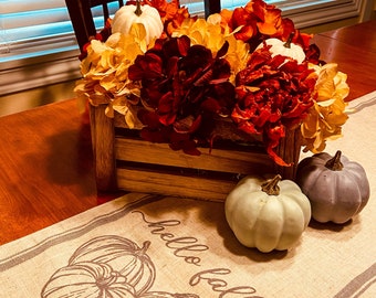Hortensien Herbst Centerpiece | Orange, Elfenbein und Burgund Hortensien | Weiße Kürbisse | Holzkiste | Freimaurergläser