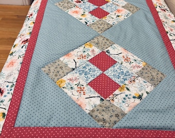 Floral Quilted Table Runner, Summer Table Runner, Spring Table Runner, Farmhouse Table Decor, Farmhouse Decor, Cottage Table Runner
