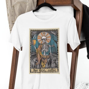 Camiseta esqueleto de tarô/camiseta de café/mas primeiro café/viciado em café/arte obcecada/unissex/% 100 algodão