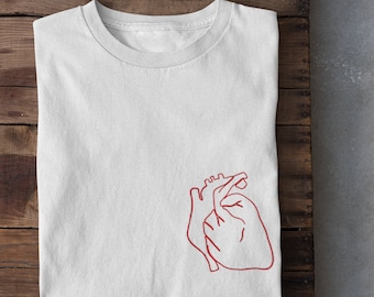 Camiseta Coração de Bolso: Contorno Anatômico de Coração Vermelho