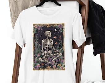 Camiseta Blooming Bones: Esqueleto Gótico e Design Floral - Camiseta Unissex de Algodão