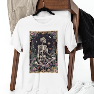 Camiseta esqueleto em flores/camiseta de tarô/design de cartas de tarô/floral/gótica/unissex/% 100 algodão